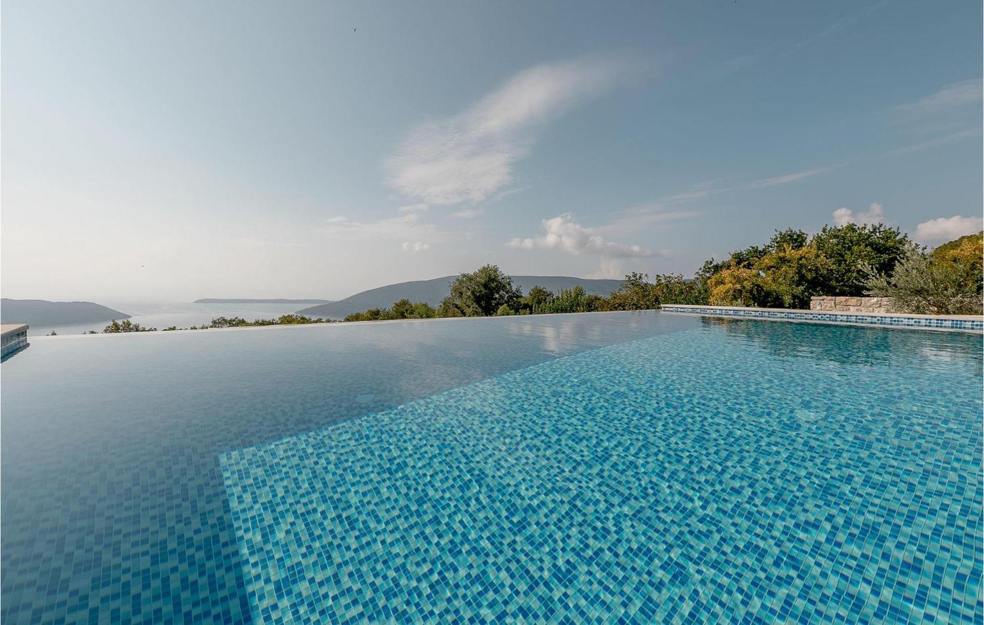 Amazing Home In Herceg Novi With House Sea View Eksteriør billede