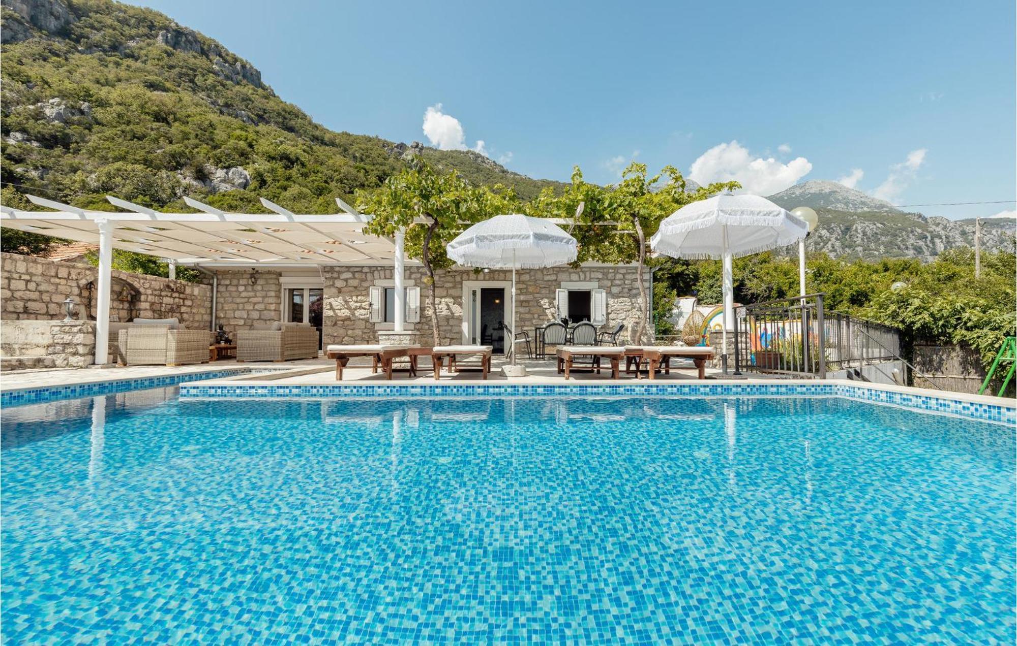 Amazing Home In Herceg Novi With House Sea View Eksteriør billede
