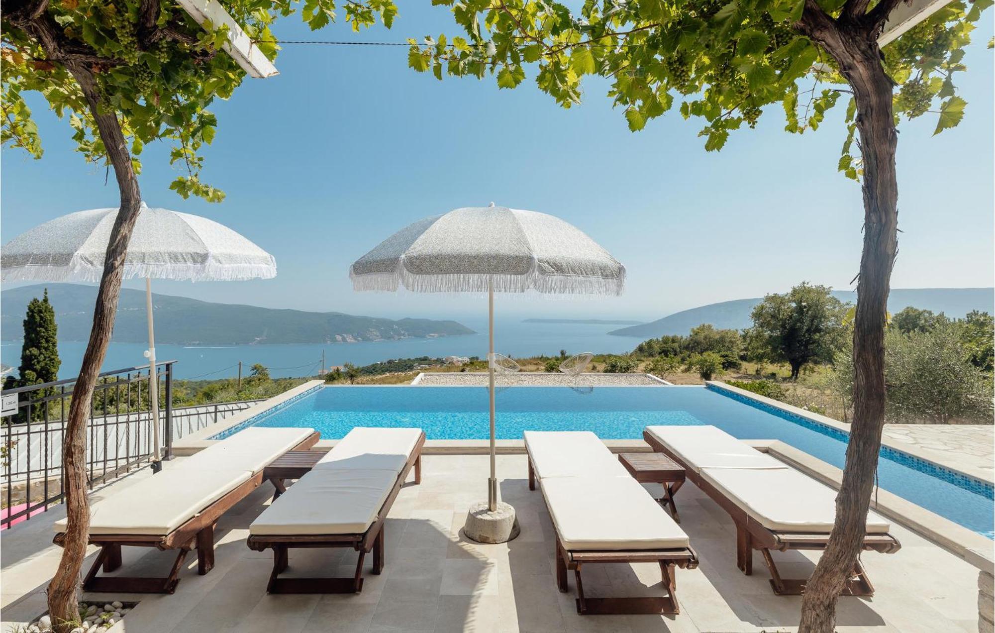 Amazing Home In Herceg Novi With House Sea View Eksteriør billede