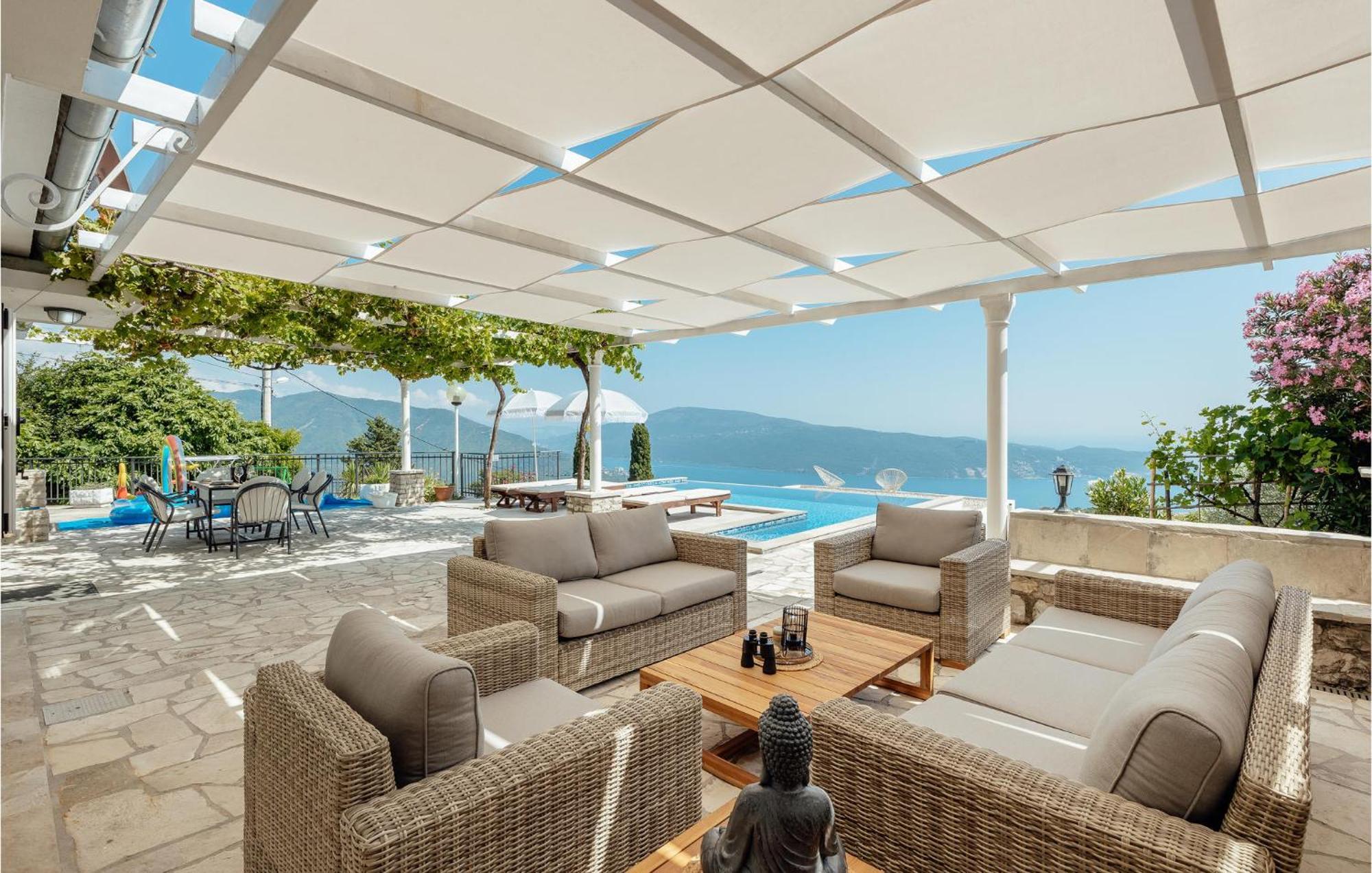 Amazing Home In Herceg Novi With House Sea View Eksteriør billede