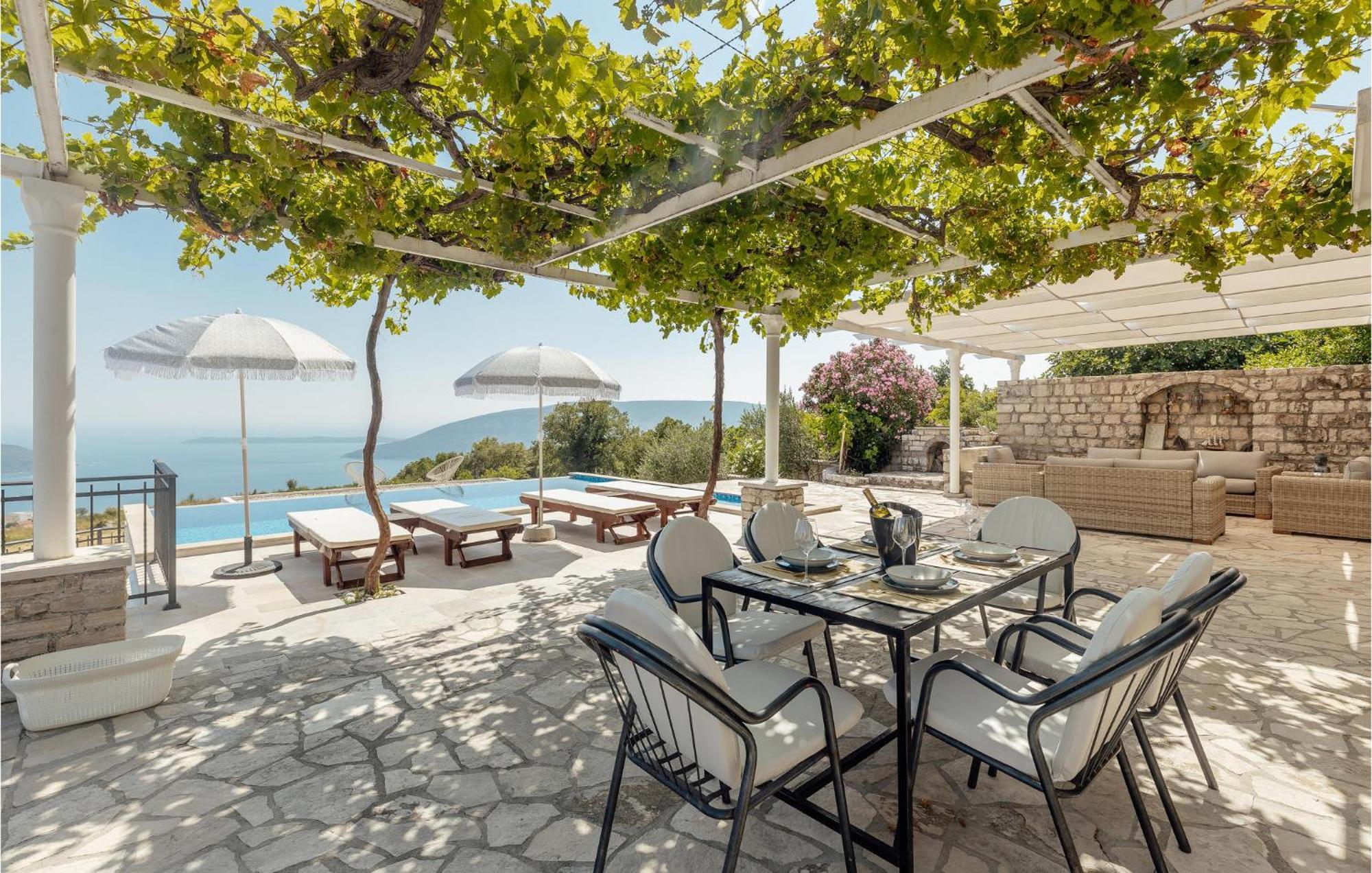 Amazing Home In Herceg Novi With House Sea View Eksteriør billede